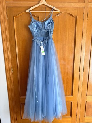 Vestido largo azul con encaje