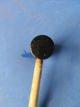 Maza de goma con mango de madera