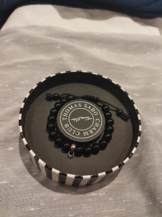 Pulsera de cuentas negras y detalle plateado