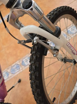 Bicicleta infantil rosa y blanca