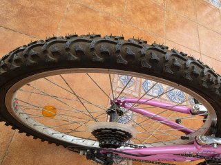 Bicicleta infantil rosa y blanca