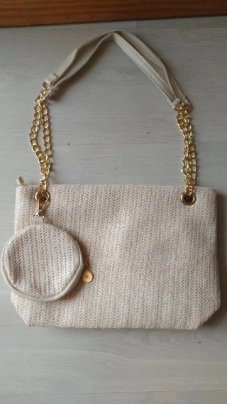 Bolso de paja beige con monedero y adorno