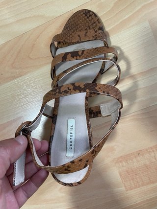 Sandalias Cortefiel piel serpiente tacón