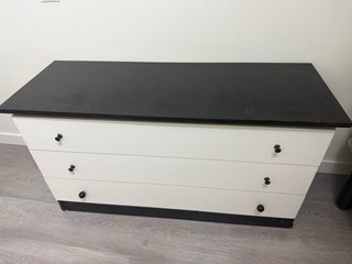 Cómodas y estante de madera blanco