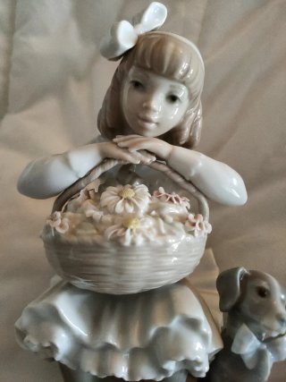 Figura Lladró Niña con Cesta y Perro