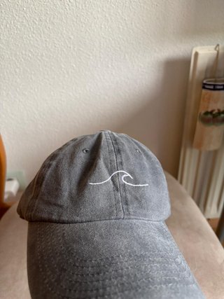 Gorra Gris Verano con Diseño Ola