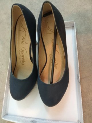 Zapatos de tacón azul.
