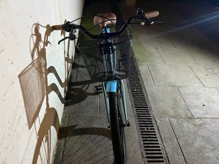 Bicicleta paseo azul con cesta