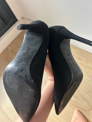 Tacones negros Stradivarius piel de durazno