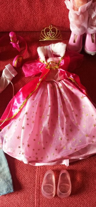 Nancy con vestidos y accesorios