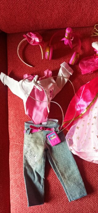 Nancy con vestidos y accesorios