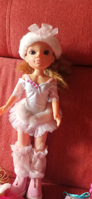 Nancy con vestidos y accesorios