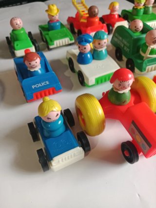 Lote 14 coches Fisher Price con figuras