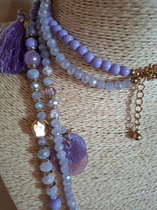 Collana lunga lilla con nappe e pietre