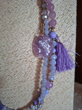 Collana lunga lilla con nappe e pietre