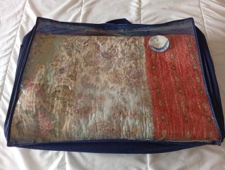 Edredón patchwork multicolor marca La Perla gris
