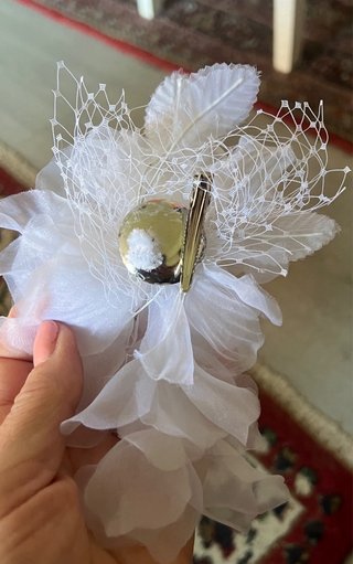 Tocado de flores blancas para el pelo