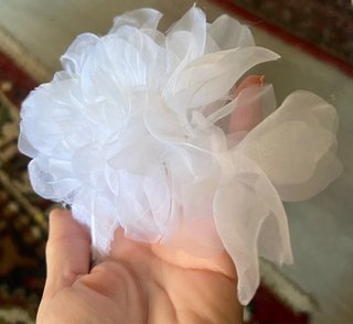 Tocado de flores blancas para el pelo