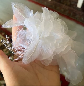 Tocado de flores blancas para el pelo