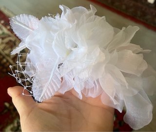 Tocado de flores blancas para el pelo