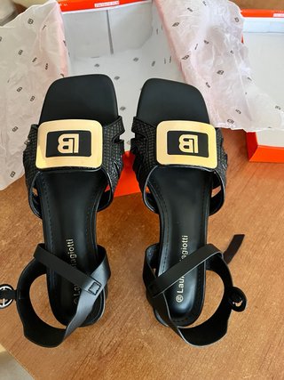 Sandalias mujer negras con detalle dorado