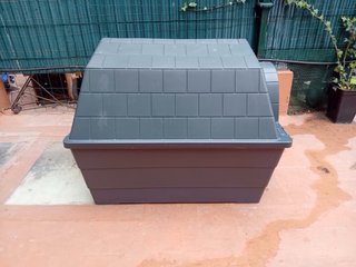 Casita para perro de plástico gris
