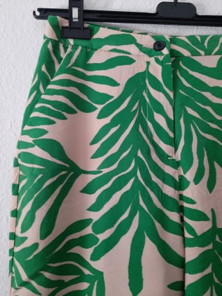 Pantalón ancho estampado.