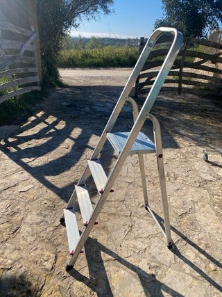 Escaleras plegables de aluminio y blancas