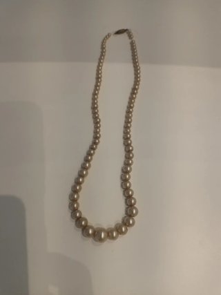 Collar de perlas beige y dorado
