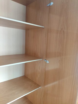 Armario de dormitorio negro con espejos
