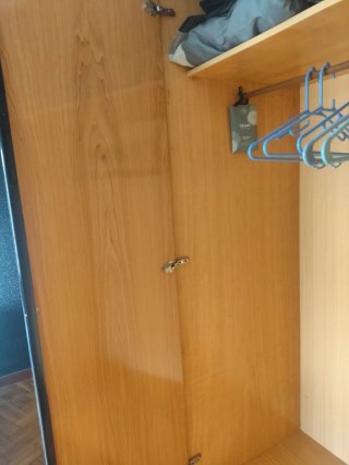 Armario de dormitorio negro con espejos