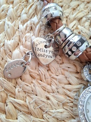 Orologio Yaki con ciondoli e cinturino in pelle