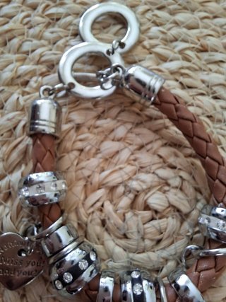 Orologio Yaki con ciondoli e cinturino in pelle