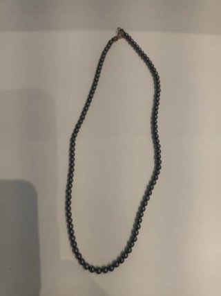 Collar de perlas grises