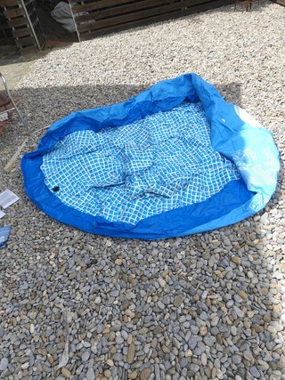 Piscina hinchable infantil azul y blanca