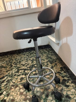 Silla de oficina negra con respaldo y ruedas