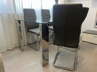 Mesa de comedor de cristal y metal + 4 sillas