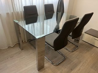 Mesa de comedor de cristal y metal + 4 sillas