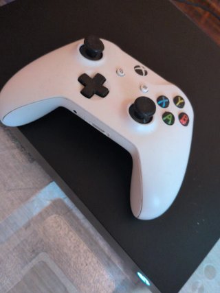 Xbox One X con mando