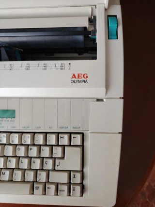 Máquina de escribir eléctrica AEG Olympia