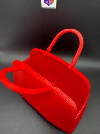 Borsa rossa porta popcorn diavolo veste Prada