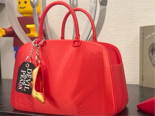 Borsa rossa porta popcorn diavolo veste Prada