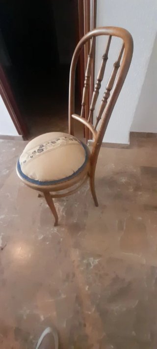 Silla antigua de madera y tela