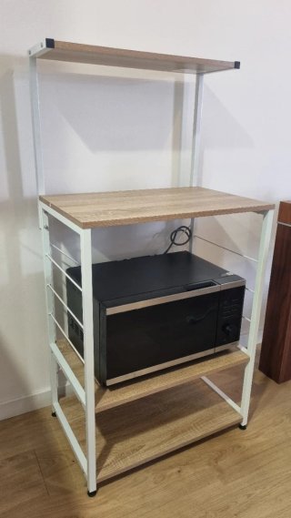 Estantería de madera y metal