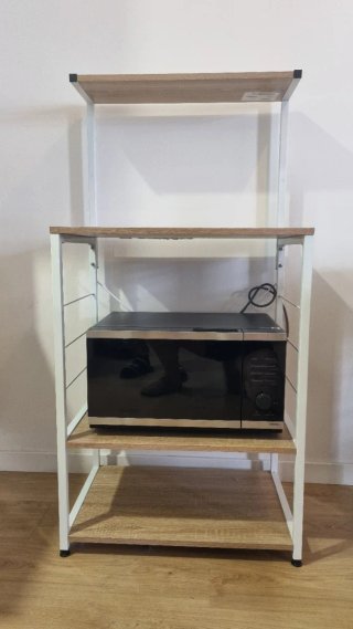 Estantería de madera y metal
