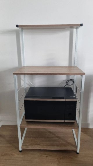 Estantería de madera y metal