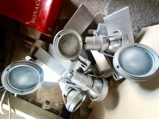 Focos y rieles para iluminación. 40 piezas.