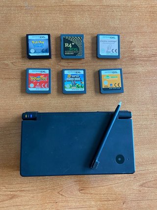 Nintendo DSi Negra + Juegos + Cargador