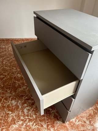 Cómoda gris de madera