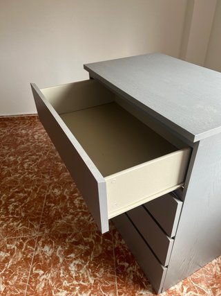 Cómoda gris de madera